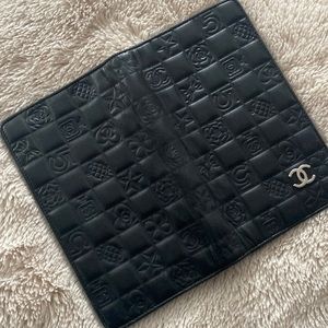 Chanel wallet N.5 imprint design